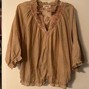 Tan blouse s/ floral detail